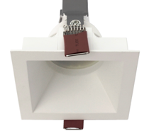 Квадратные точечные светильники типа downlight CRATER LED в литом алюминиевом корпусе белого цвета.